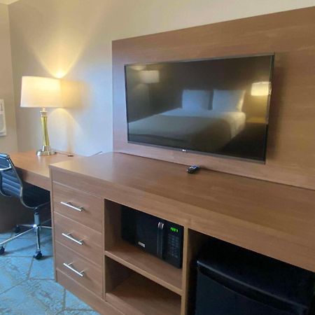 ซูเปอร์ 8 บาย วินด์แฮม ออชคอช แอร์พอร์ต Hotel ภายนอก รูปภาพ