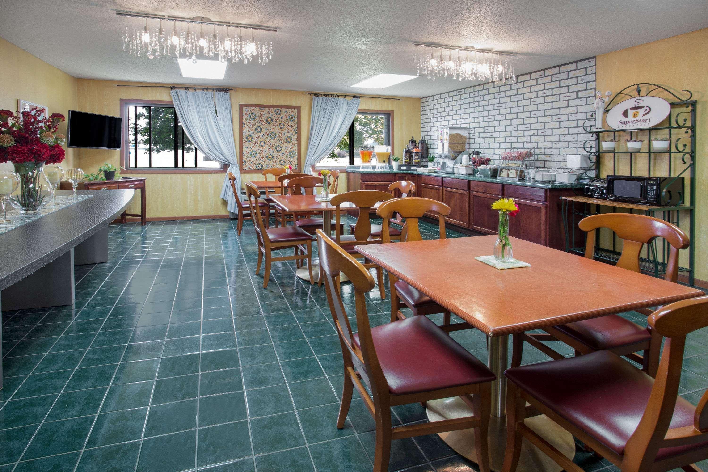ซูเปอร์ 8 บาย วินด์แฮม ออชคอช แอร์พอร์ต Hotel ภายนอก รูปภาพ