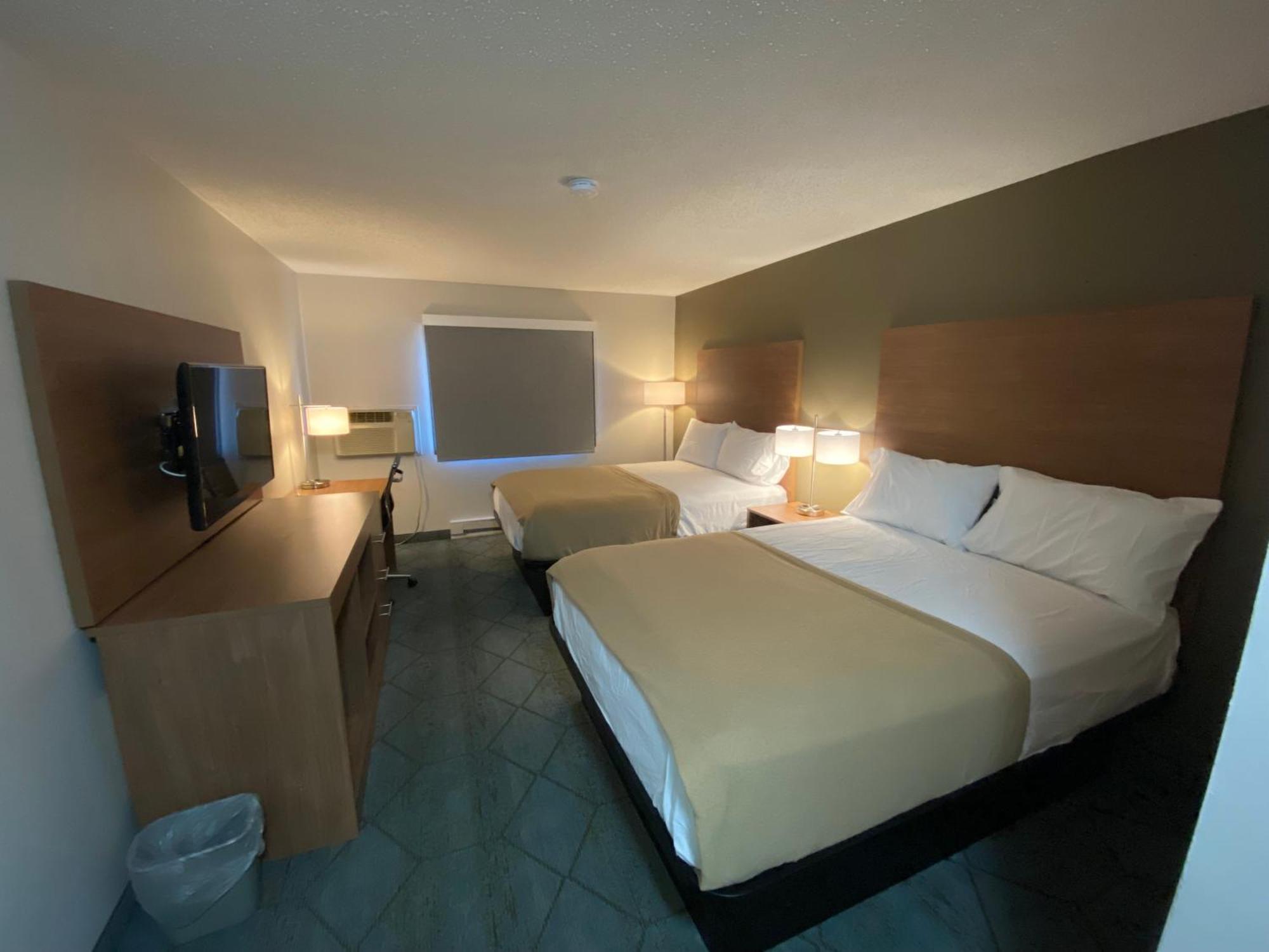 ซูเปอร์ 8 บาย วินด์แฮม ออชคอช แอร์พอร์ต Hotel ภายนอก รูปภาพ