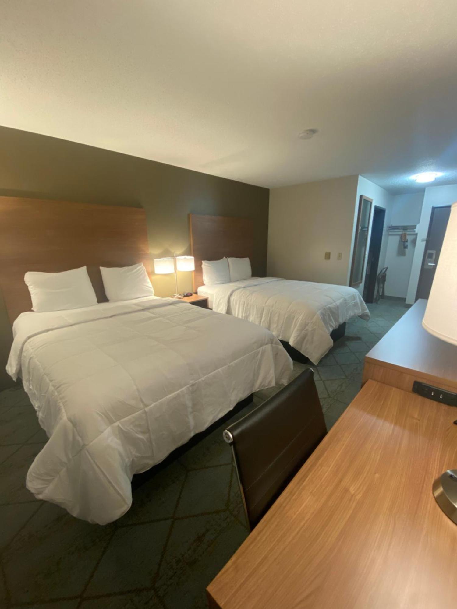 ซูเปอร์ 8 บาย วินด์แฮม ออชคอช แอร์พอร์ต Hotel ภายนอก รูปภาพ