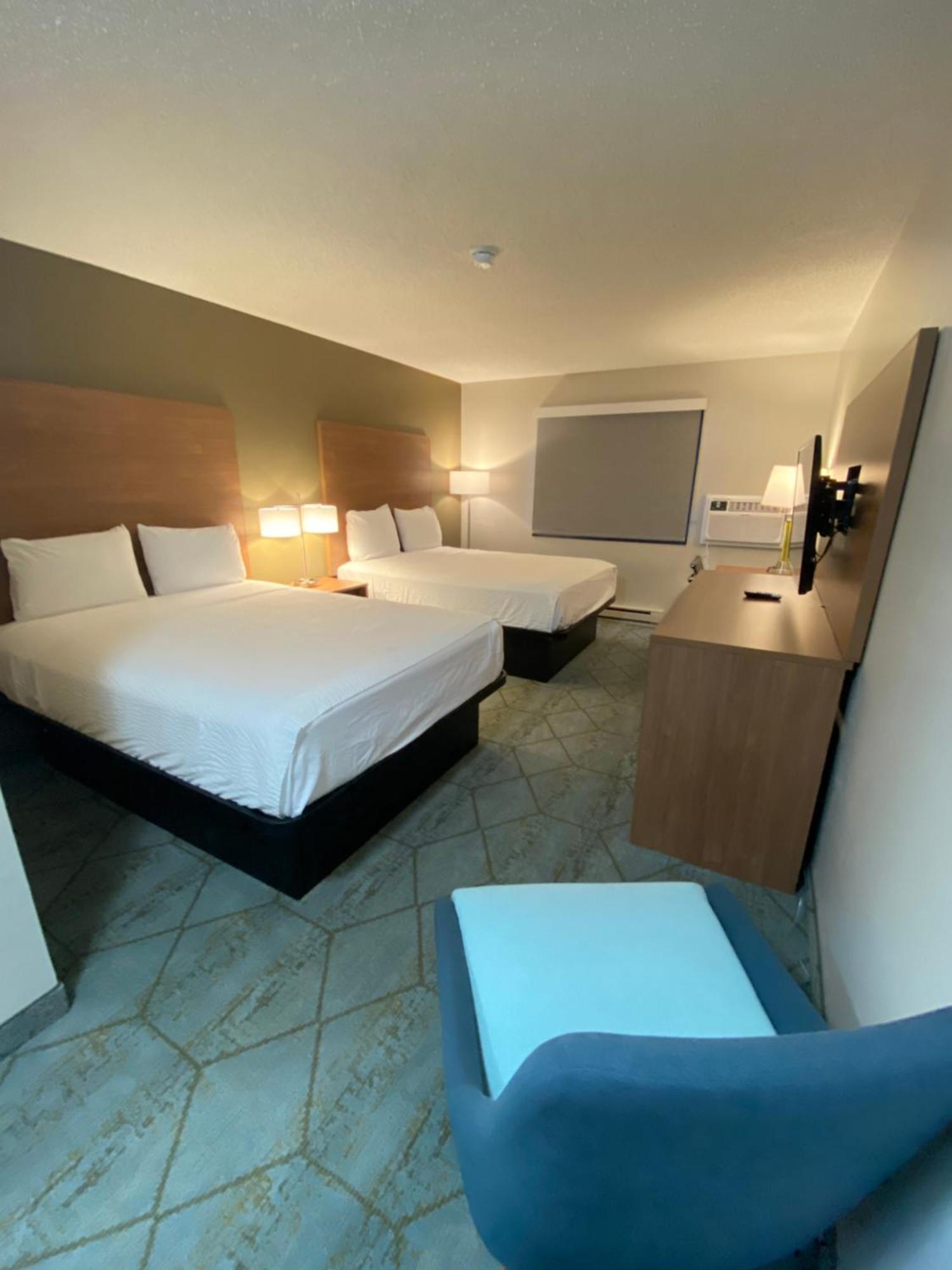 ซูเปอร์ 8 บาย วินด์แฮม ออชคอช แอร์พอร์ต Hotel ภายนอก รูปภาพ