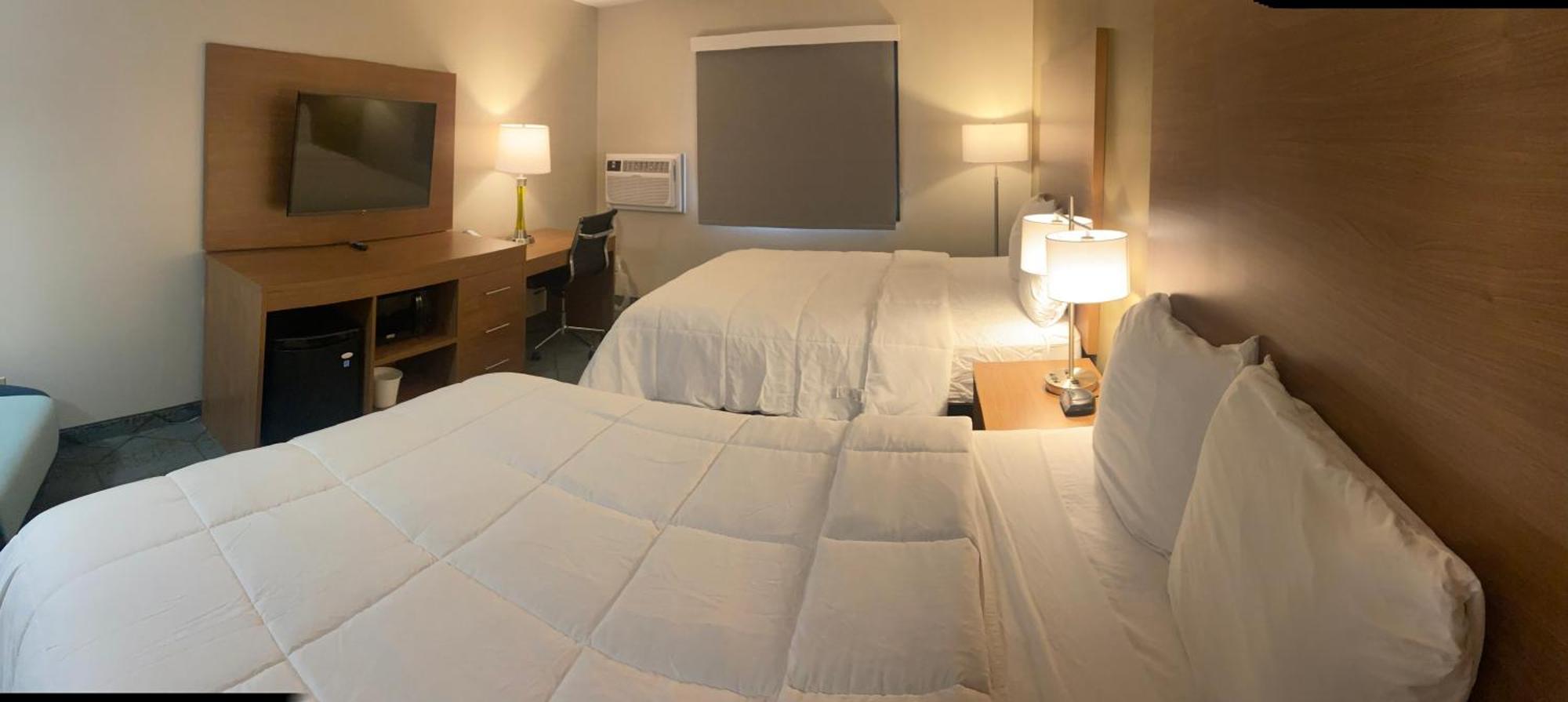 ซูเปอร์ 8 บาย วินด์แฮม ออชคอช แอร์พอร์ต Hotel ภายนอก รูปภาพ
