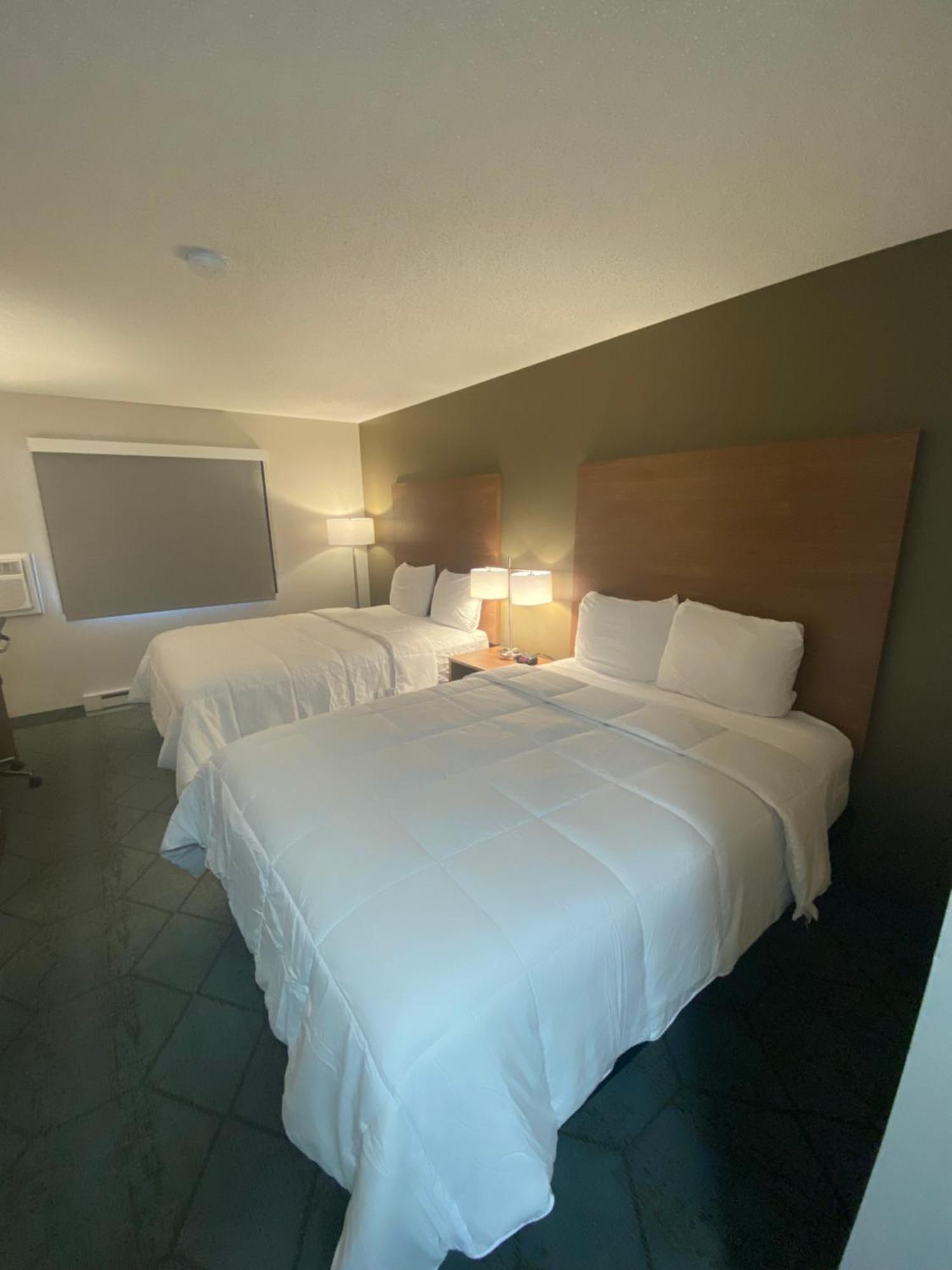 ซูเปอร์ 8 บาย วินด์แฮม ออชคอช แอร์พอร์ต Hotel ภายนอก รูปภาพ
