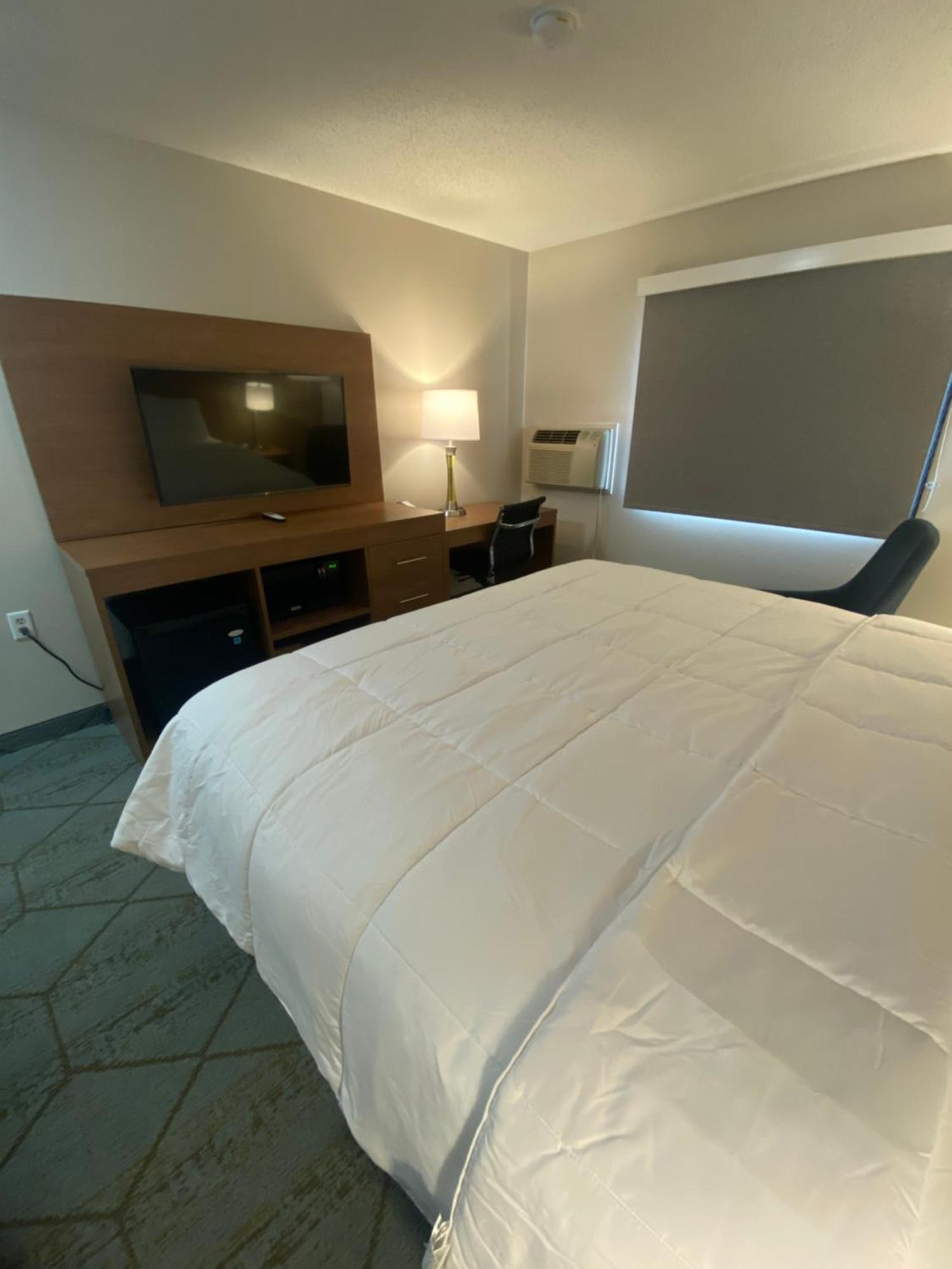 ซูเปอร์ 8 บาย วินด์แฮม ออชคอช แอร์พอร์ต Hotel ภายนอก รูปภาพ
