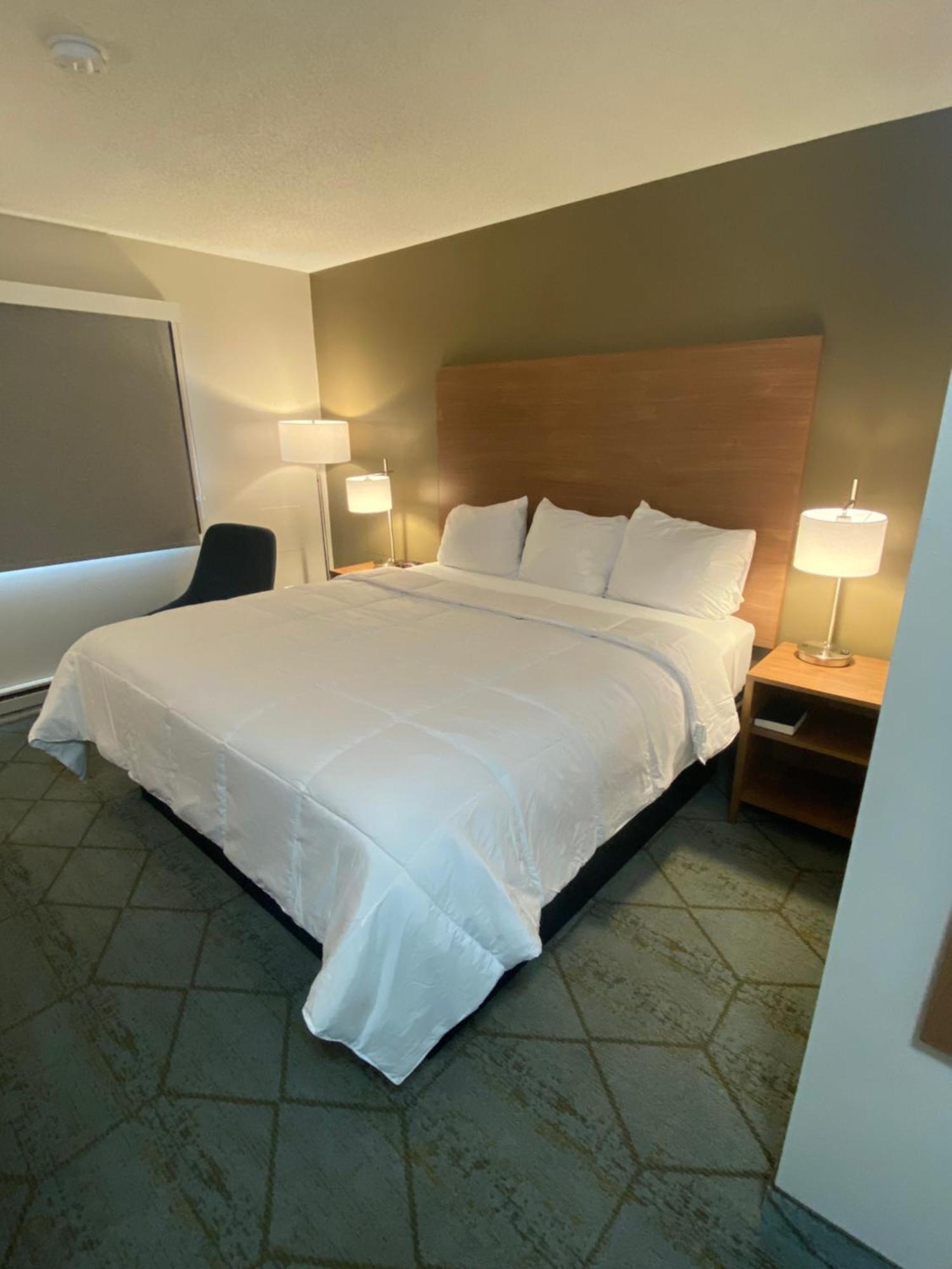 ซูเปอร์ 8 บาย วินด์แฮม ออชคอช แอร์พอร์ต Hotel ภายนอก รูปภาพ